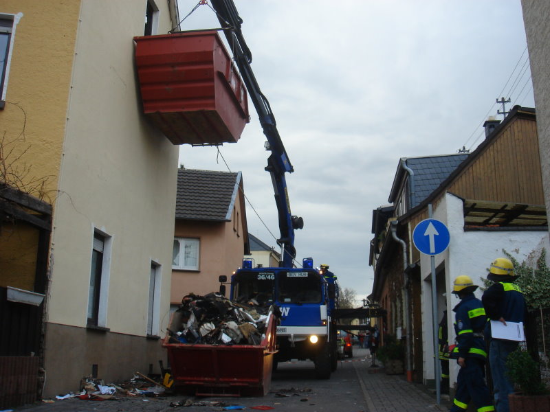 Aufräumarbeiten nach dem Brand