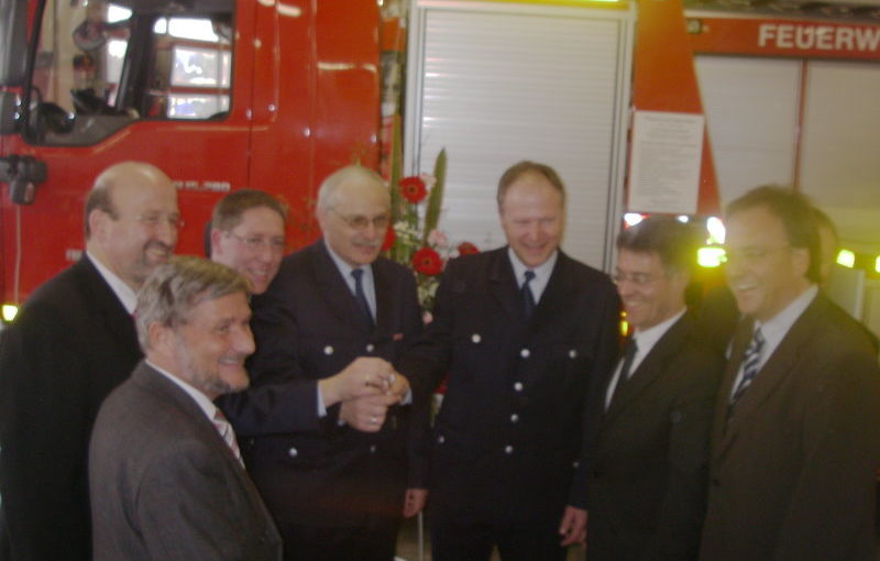 Schlüsselübergabe an die Wehrleiter