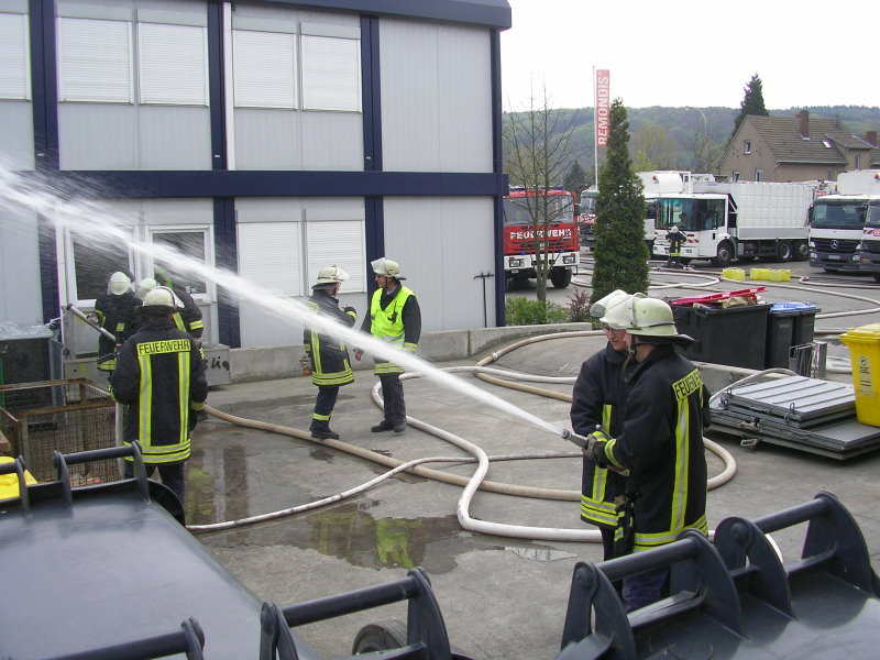 Löschangriff auf die Halle