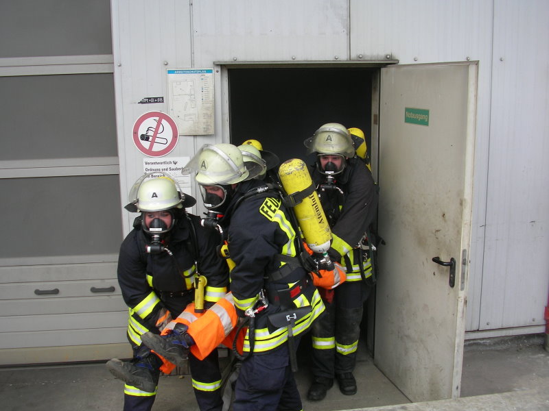 Menschenrettung aus der Halle