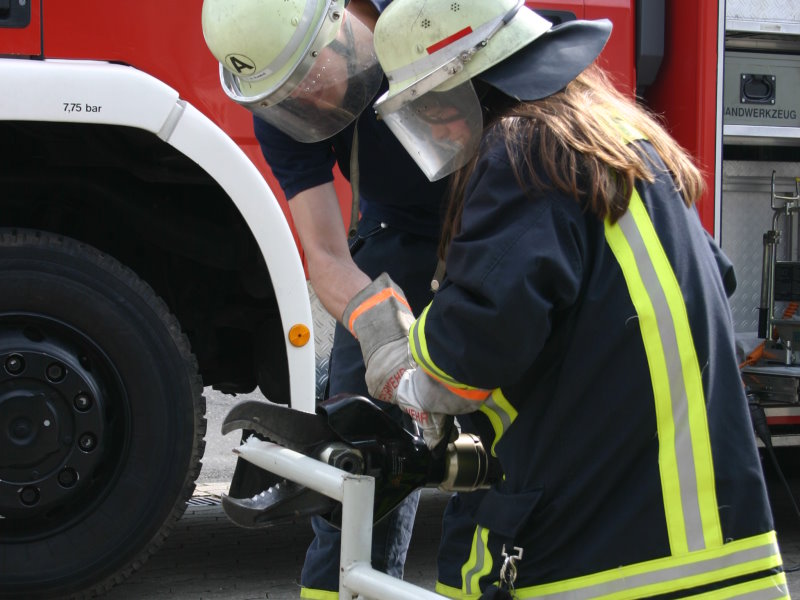 Schneiden mit der Rettungsschere