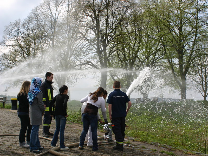 Tragbarer Wasserwerfer im Einsatz