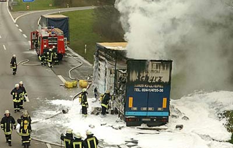 Schaum wird zum Löschen eingesetzt