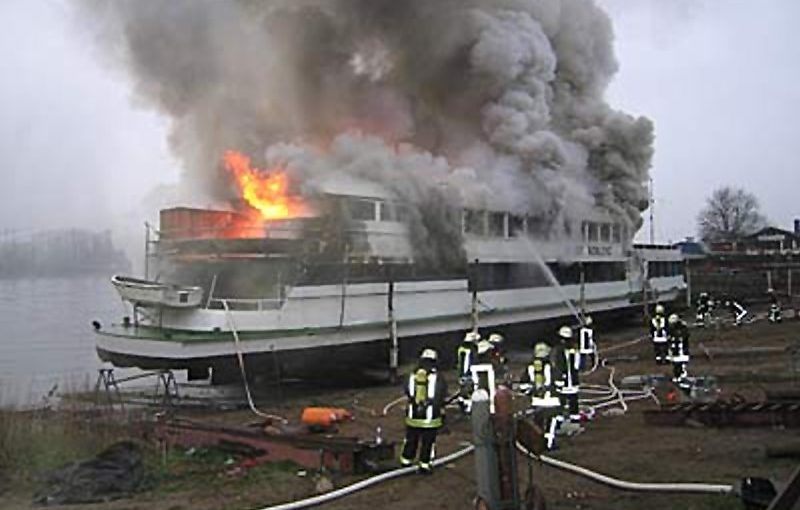 Schiff stand komplett in Flammen
