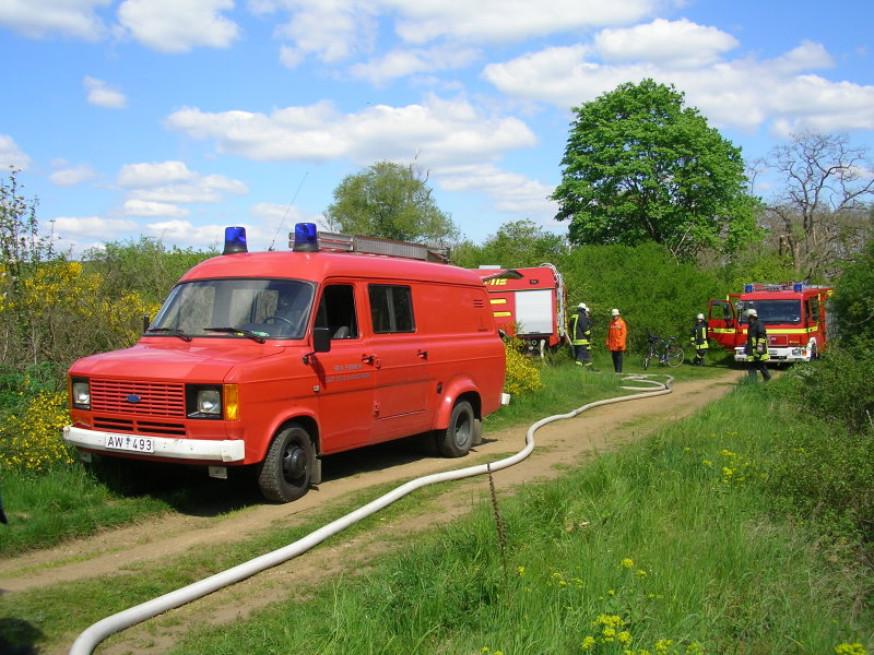 Einsatzfahrzeuge an dem Feldweg