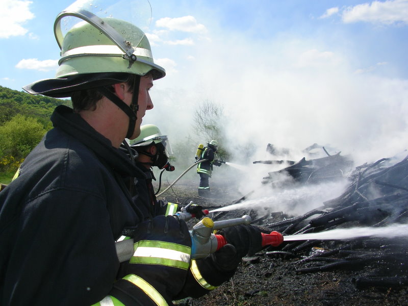 Feuerwehrmann bei der Brandbekämpfung