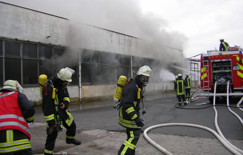 Starke Rauchentwicklung aus den Hallen