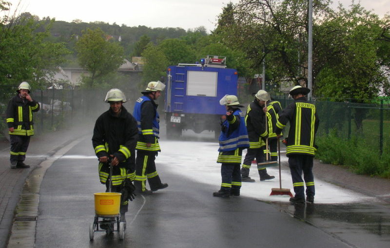 Abstreuen der Ölspur