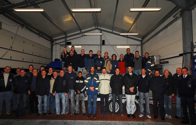 Teilnehmer von Feuerwehr und THW