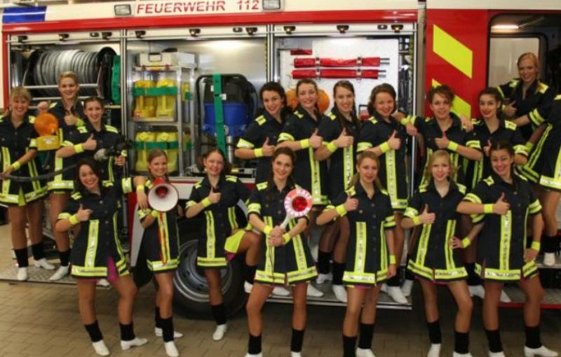 Gruppenfoto vor dem TLF 16/25