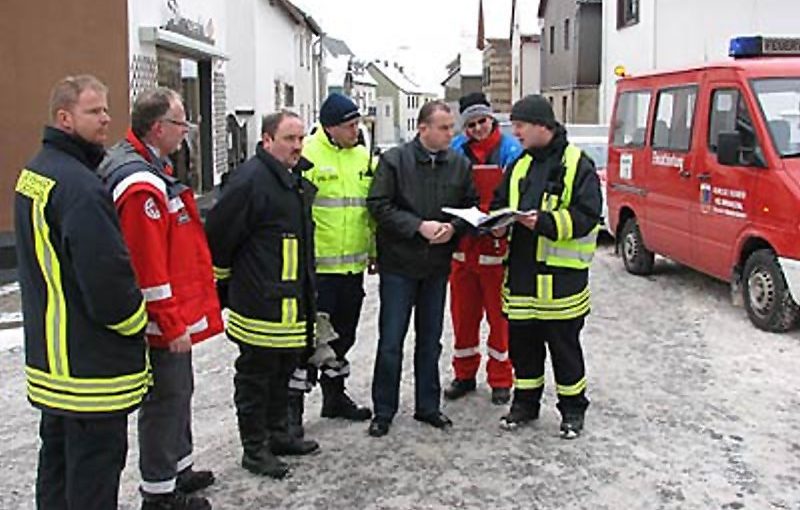Lagebesprechung der Einsatzkräfte