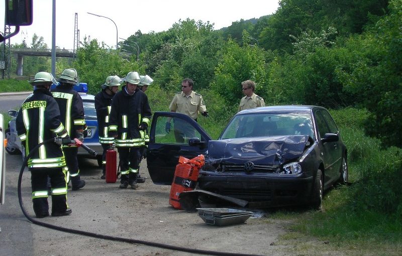 Von der Straße abgekommener PKW
