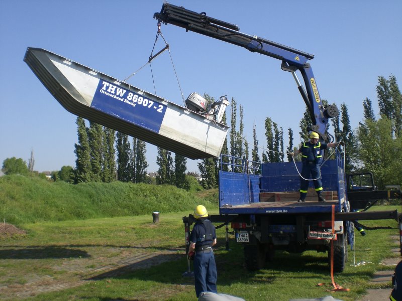 Absetzen der Boote ins Wasser