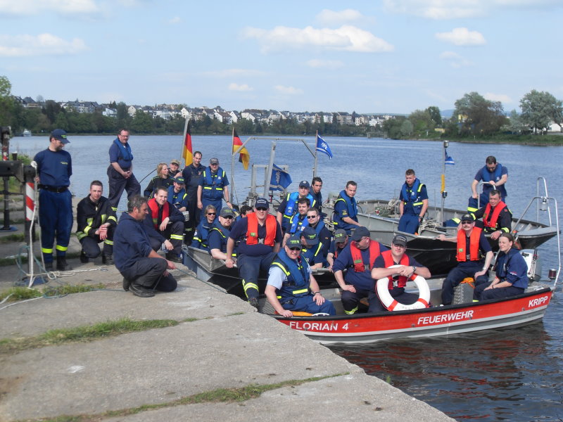 Teilnehmer von Feuerwehr und THW