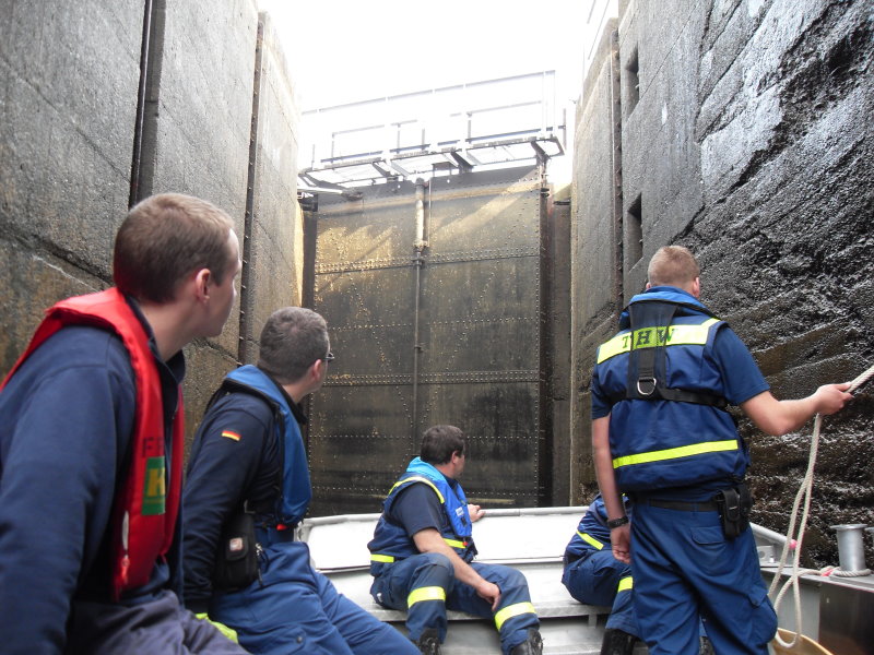 Das Tor der Schleuse öffnet sich