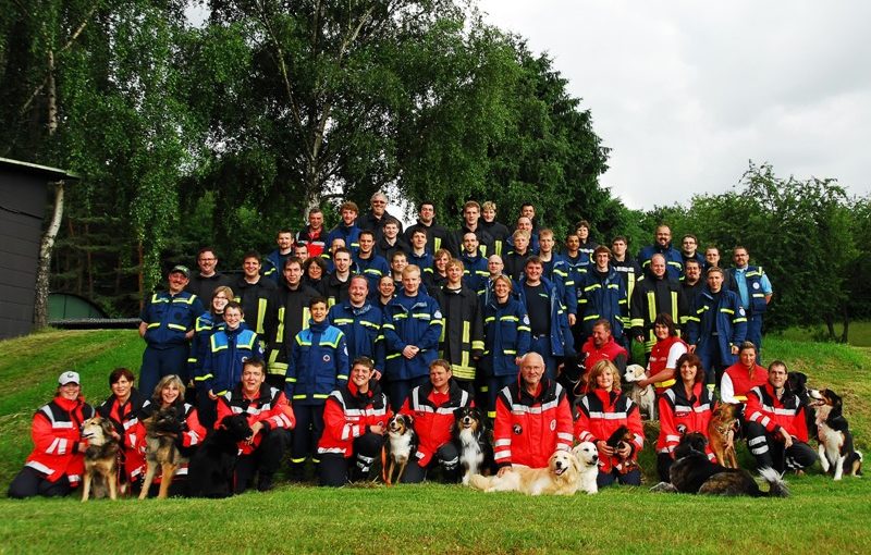 Alle Helfer Feuerwehr THW und Hundestaffel