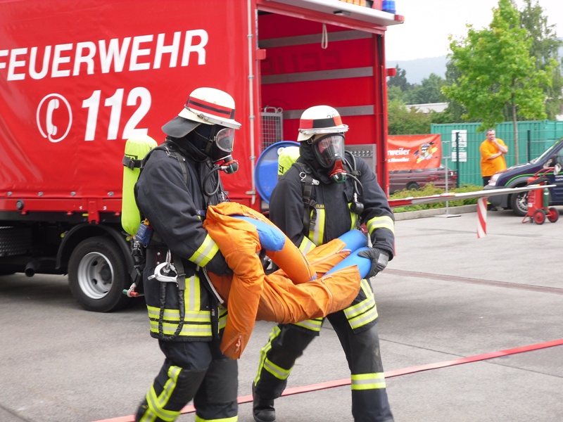 Puppe wird aus dem Gefahrenbereich gebracht