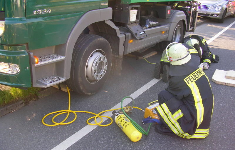 Mit Hebekissen wurde der LKW angehoben