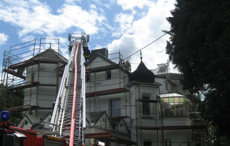 Zugang zum Dach über die Drehleiter