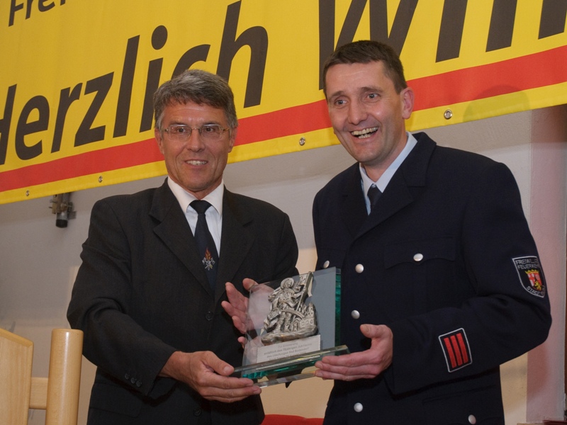 Geschenkübergabe druch den Bürgermeister