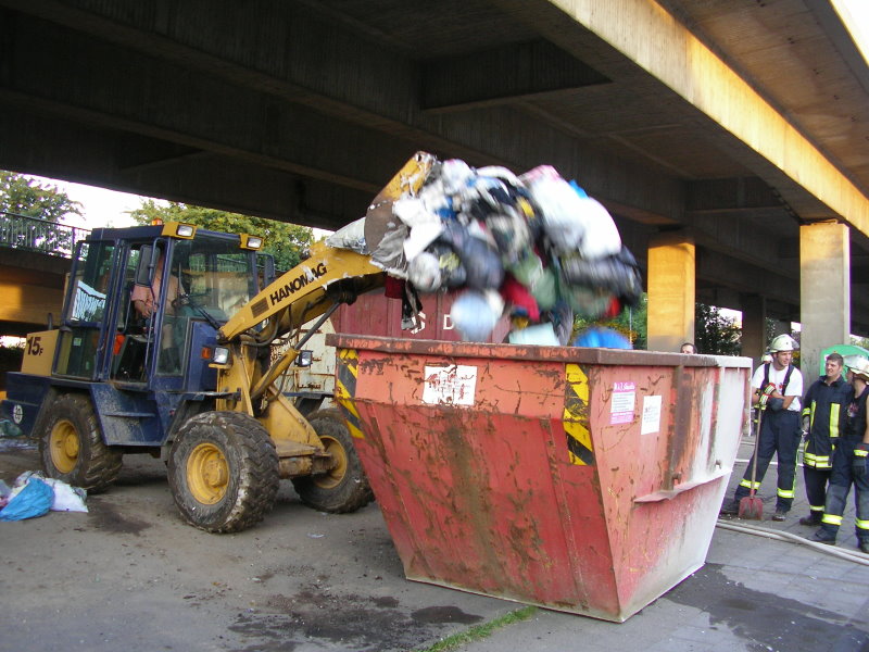 Ein Radlader lud den Containerinhalt um