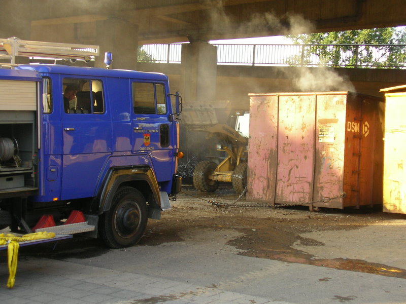 Mit einer Seilwinde zog man den Container vor