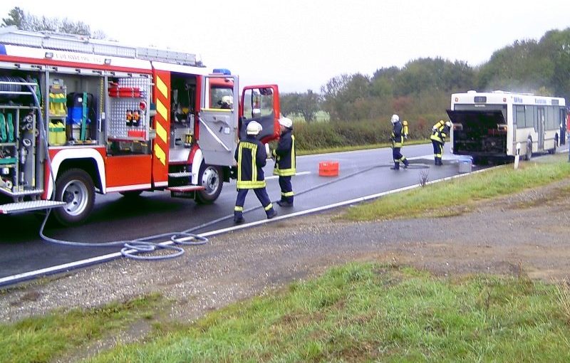 Löscharbeiten am Bus
