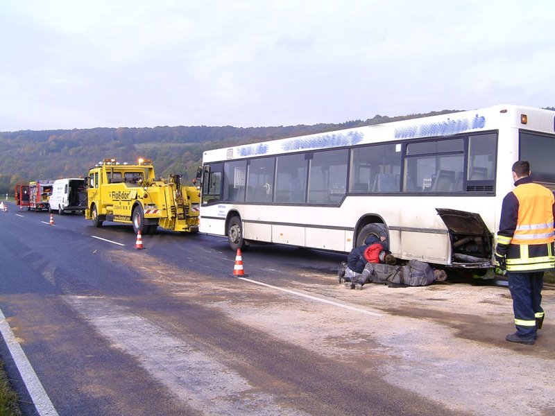 Bergungsarbeiten am Bus