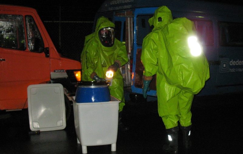 Bergung des Fasses unter Schutzkleidung