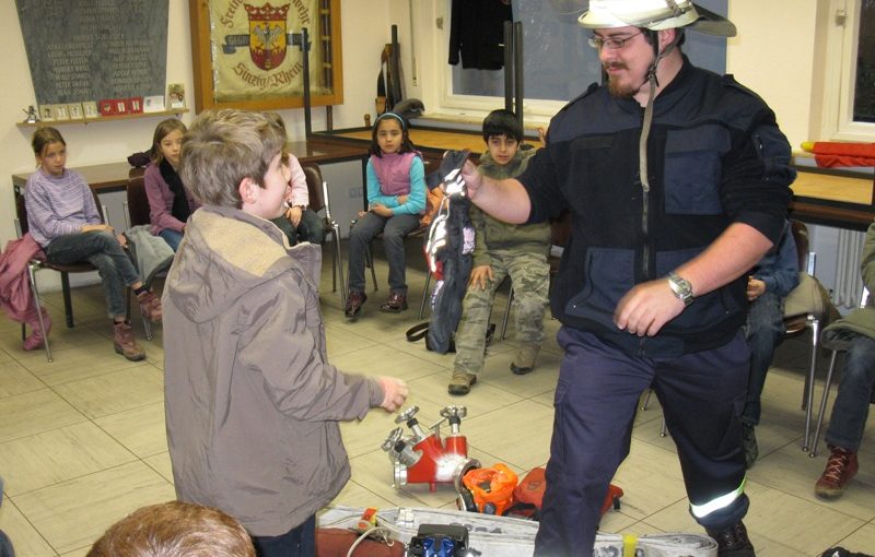 Schüler rüsteten den Feuerwehrmann aus