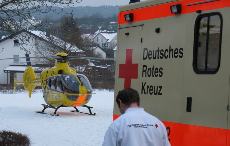 Hubschrauber landete auf dem Sportplatz