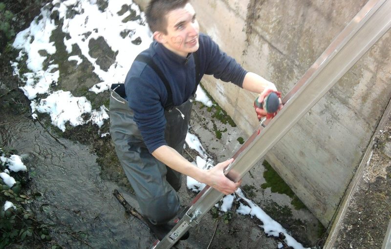 Feuerwehr holte den Clown aus dem Bach