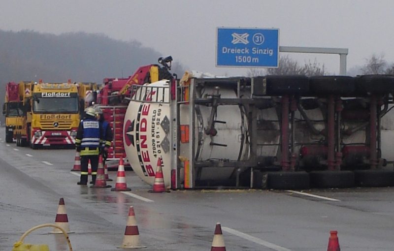 Gefahrguttransporter liegt quer auf der A61