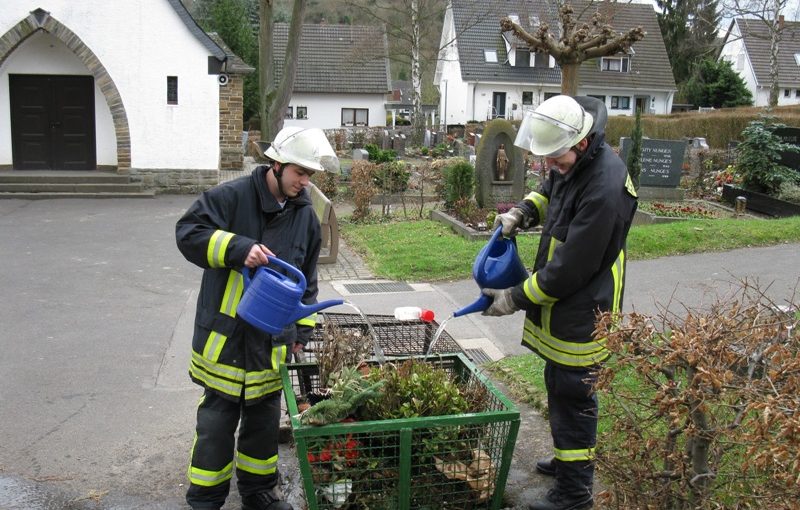 Feuerwehr bediente sich einiger Gießkannen