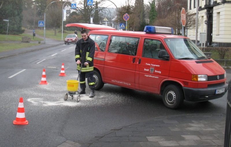 Feuerwehr streute die Ölspur ab