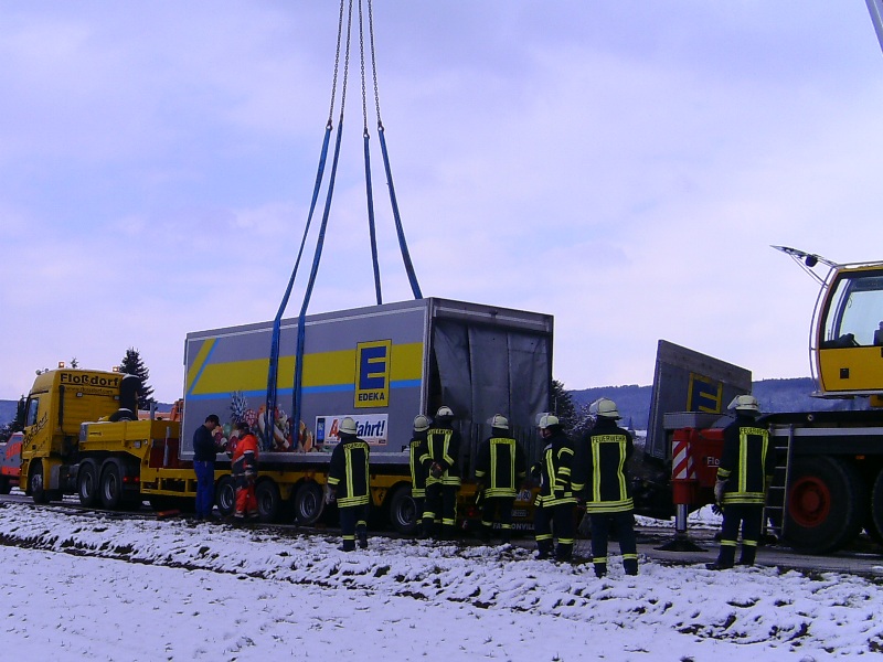 Verladen des Kühlaufbaus