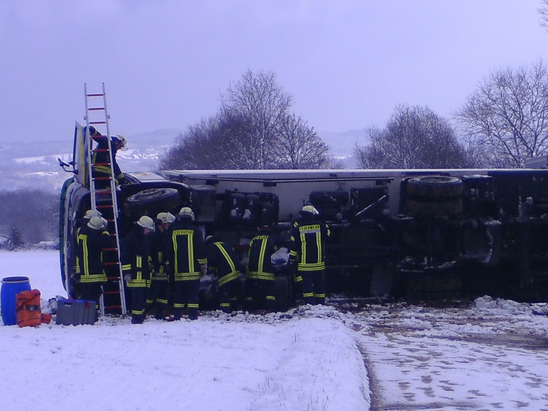 Arbeiten der Feuerwehr am LKW
