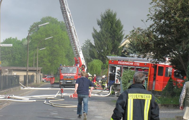 Über die Drehleiter wird der Brand bekämpft