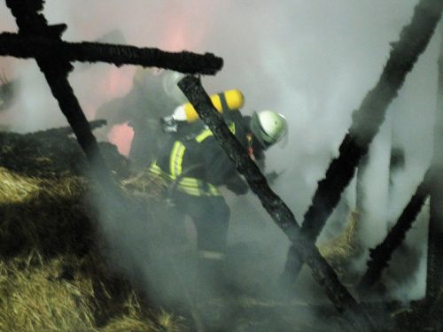 Mühsam wurde Brandgut auseinander gezogen