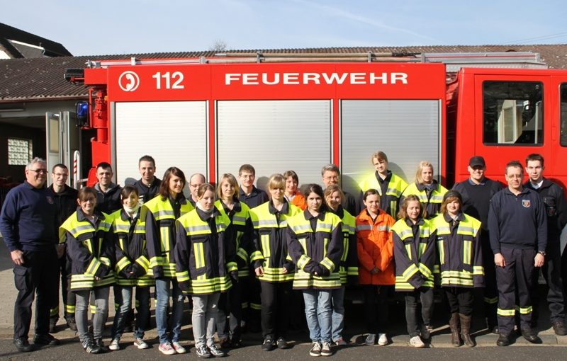 Mädchen zusammen mit Bürgermeister Kroeger