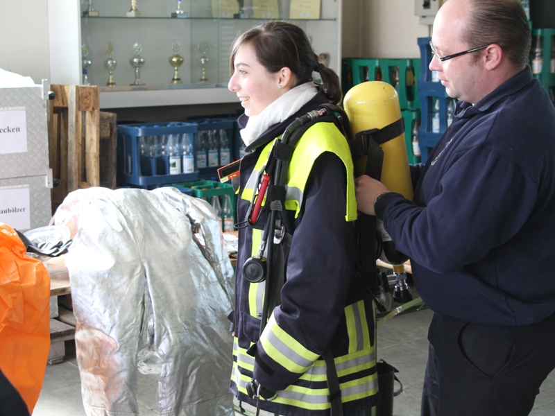 Anprobe der Feuerwehr-Schutzausrüstung
