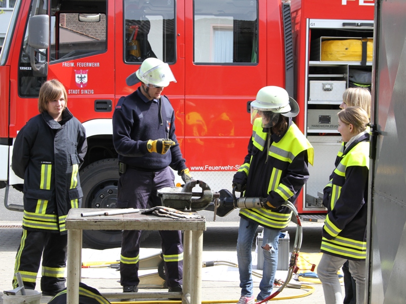 Die Kraft der Rettungsschere wurde ausprobiert