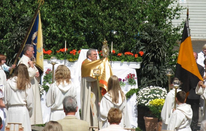 Kirchlicher Abschluss vor dem Altar