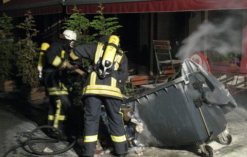 Feuerwehr löschte die Reste der Mülltonne