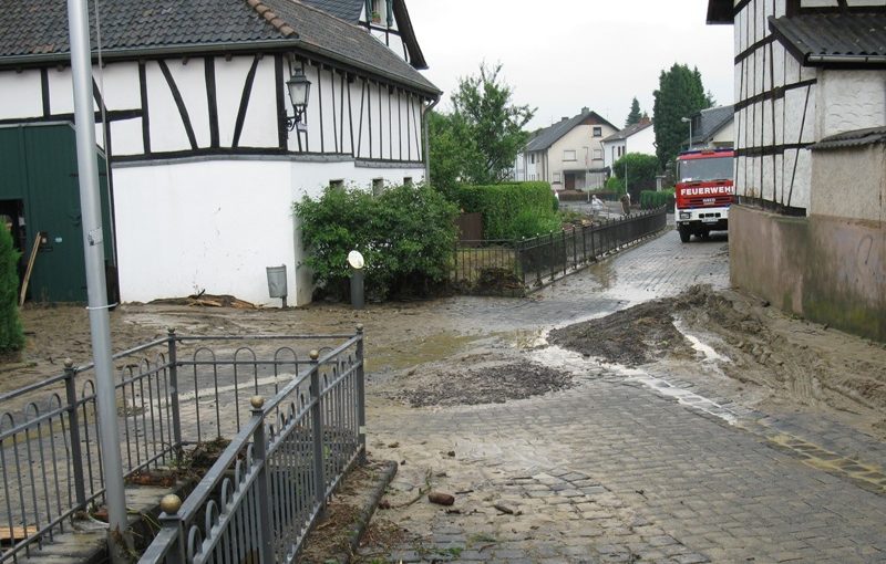 Wasser und Schlamm überspülten Straßen