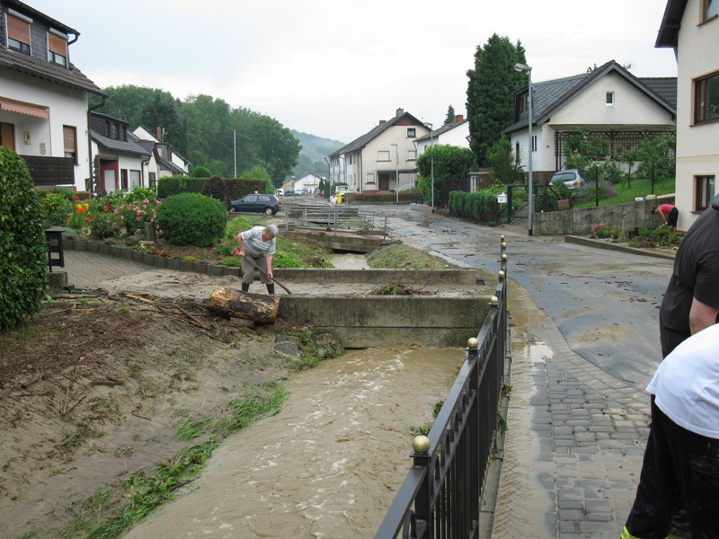 Feuerwehr entfernte Geröll von den Brücken