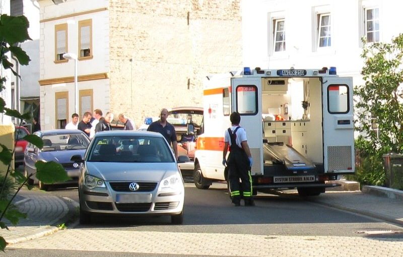 Patient wird gemeinsam in den RTW gebracht