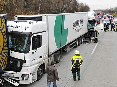 Mehrere LKW fuhren ineinander