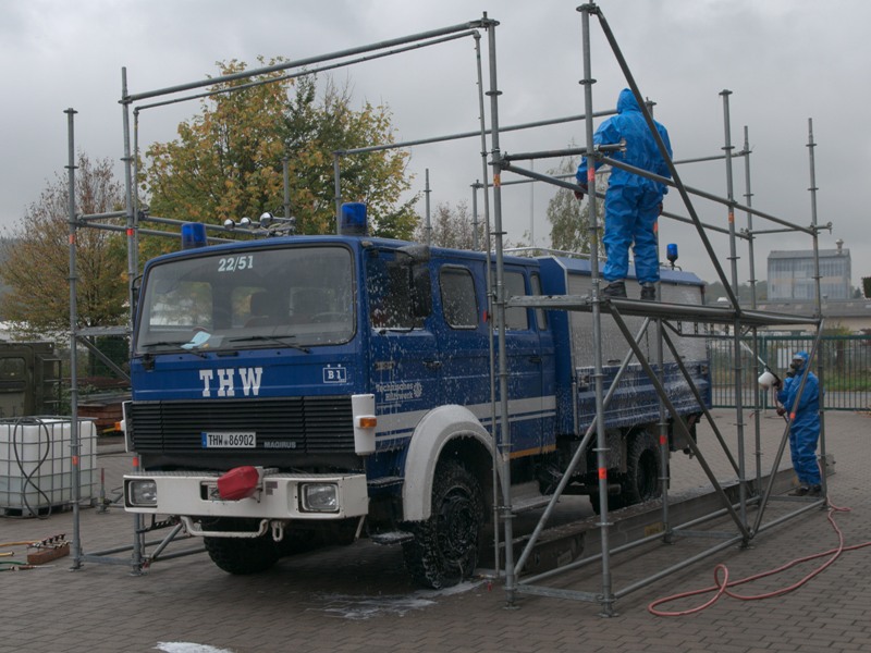 Gerüst des THW zur LKW-Dekontamination