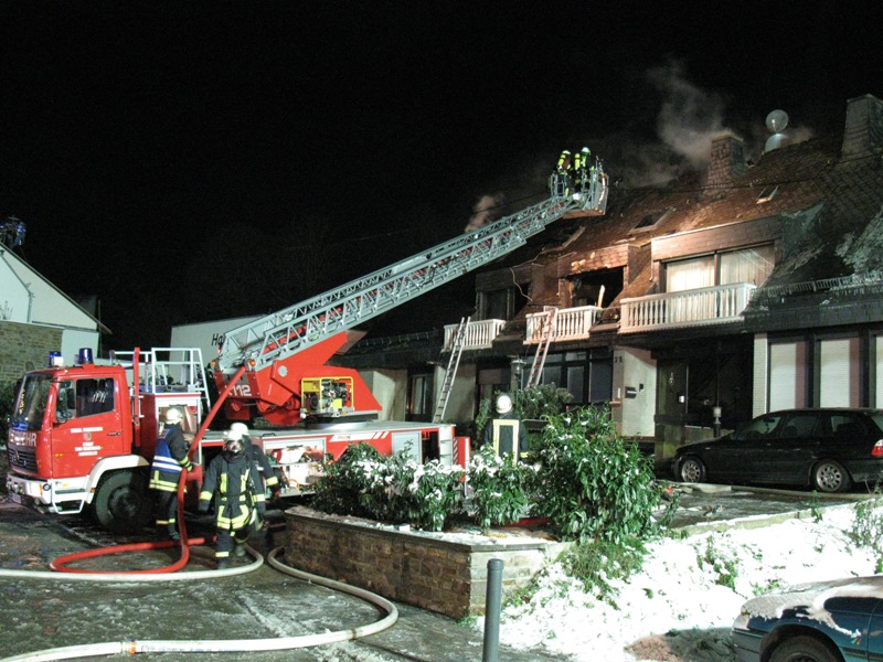Über Drehleitern bekämpfte man den Brand
